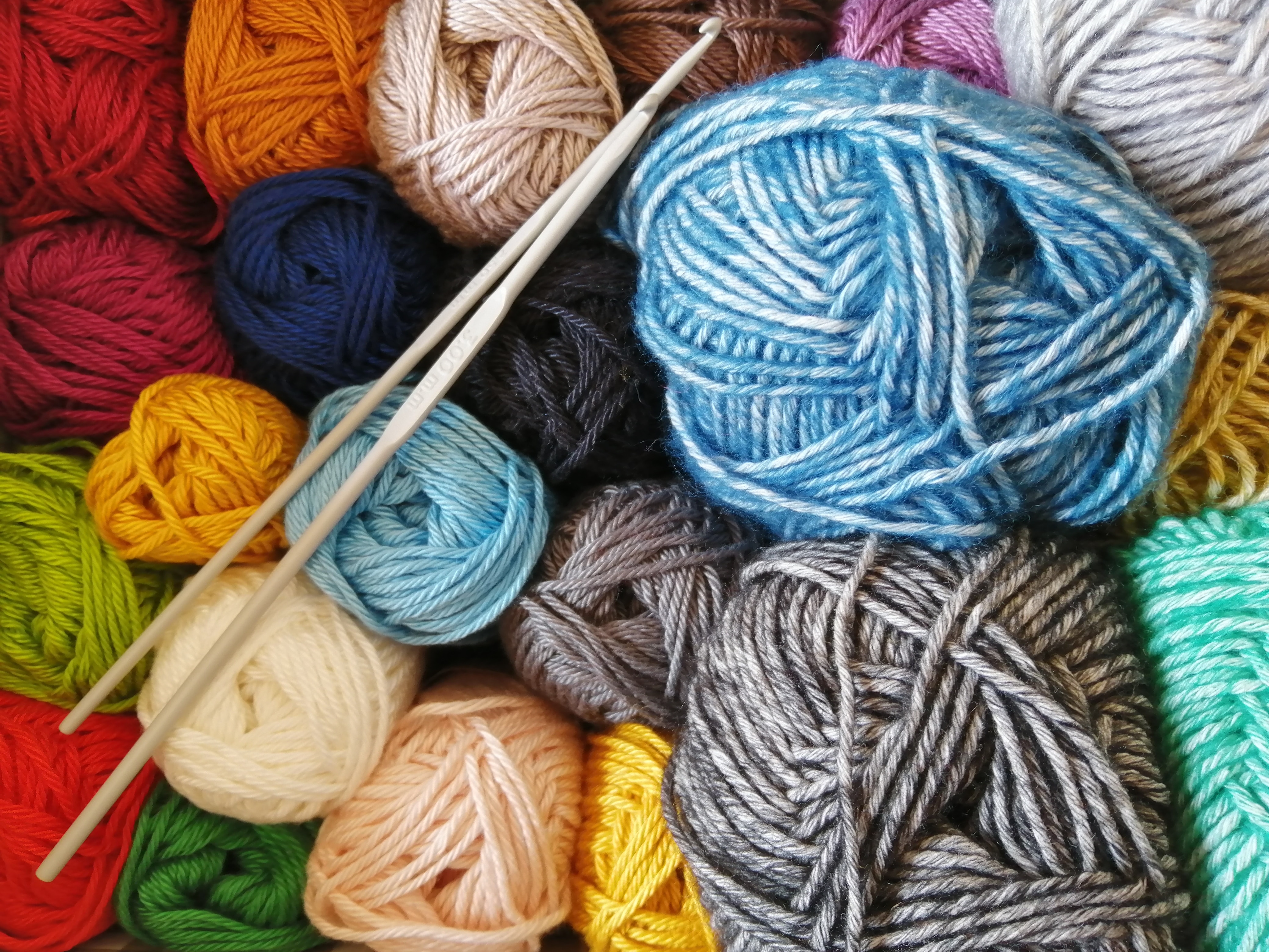 Balls of yarn and bamboo knitting needles 