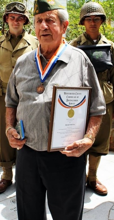 photograph of WW2 vet frank fortuna and two enactors 