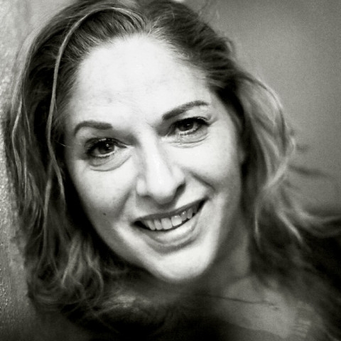 Headshot of Suzy from Suzy & The Gents